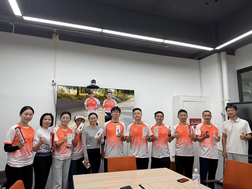 为获奖选手颁发荣誉证书和奖品